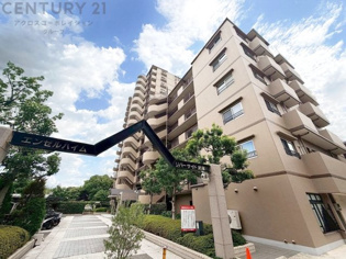 イオンモール昆陽徒歩10分圏内と買い物便利。分譲駐車場権利付き。エアコン2台付き（洋室2部屋）購入後も安心の設備保証付き。