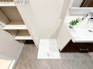 洗濯物の仕分け作業がしやすく、整理整頓が容易になります。洗濯音や湿気を他の部屋に持ち込まず、生活環境を快適に保ちます。上部を活用すれば収納スペースを確保でき洗剤や洗濯用品の整理もしやすくなります。