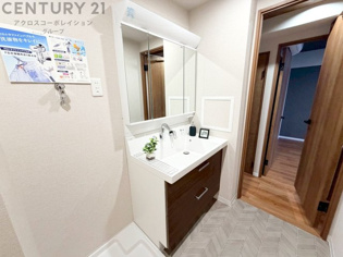 化粧品や洗顔料、歯ブラシなどの必需品をまとめて置ける収納スペースがあり、使用するたびに取り出す手間が省けます。また、水回りのため、濡れても大丈夫な素材が使用されており、お手入れが簡単です。