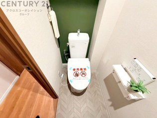 温水洗浄便座付トイレは温水洗浄機能により、暖かい水でおしりを洗浄することができ、冷たい水を使う従来の便座に比べ、温水洗浄機能で暖かいトイレを提供し、快適な使用を可能にします。