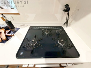 多数の調理器具を同時に使用でき、料理の効率化が可能。省エネで節約になり、様々な料理スタイルに適応できます。また、火力調整が独立しており、手入れや掃除もしやすく、今よりもっとお料理が楽しくなるかも。