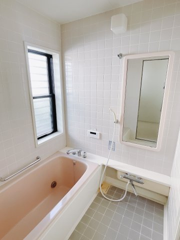 【中古戸建】高崎市台新田町の浴室|■浴室｜ゆったり足を伸ばせるサイズの浴室(*＾＾*)　夜間のお洗濯や、雨の日のお洗濯に大活躍の浴室暖房乾燥機付き！お子さまとの入浴の際に嬉しいエコベンチ浴槽付きです♪