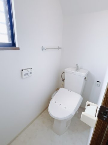 【中古戸建】高崎市台新田町のトイレ|■トイレ｜1階と2階にトイレがございます♪窓付きのトイレになっていますので、換気もしっかり行えます！