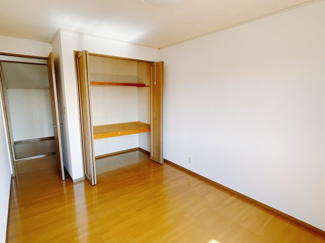 【中古戸建】高崎市台新田町の洋室|■2階洋室｜ナチュラルカラーの床です。模様替えなどとても楽しく工夫できます♪陽当たり、風通しもとても良いので毎日快適な生活スタートです！子供部屋にも良いですね♪