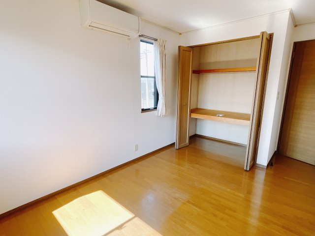 【中古戸建】高崎市台新田町の洋室|■2階洋室｜お子様の一人部屋にピッタリな洋室。木のぬくもりを感じるフローリングは、天然木の味わいが時とともに深みを増していきます。また、傷にも強く、フリーワックスでお手入れもラクラクです♪