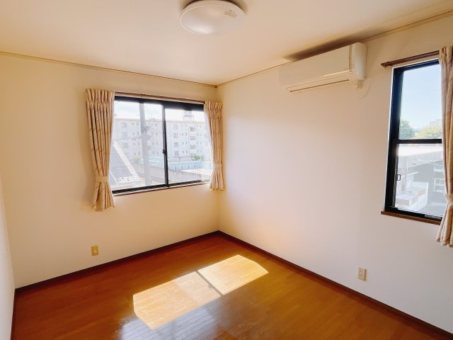 【中古戸建】高崎市台新田町の洋室|■2階洋室｜2階洋室には大きな窓をご用意しています。日中はあたたかな日差し差し込み自分時間も充実できますね＾＾