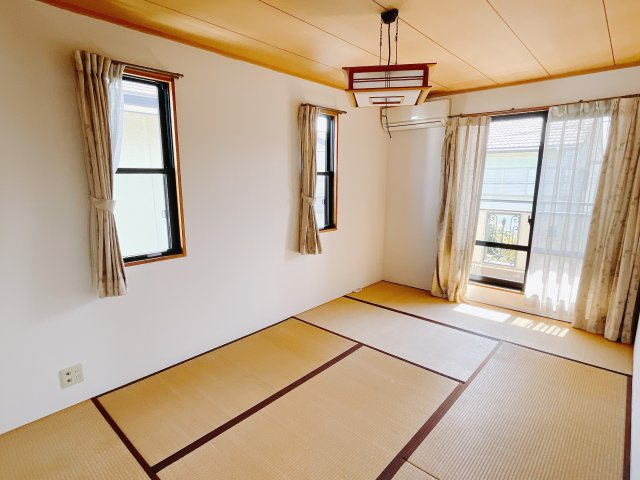 【中古戸建】高崎市台新田町の和室|■2階和室｜意外と場所をとるアイロンがけや、お洗濯物を畳むときにも広々と使うことができ、ちょっと一休みしたいとき、すぐに横になれるのも魅力です♪