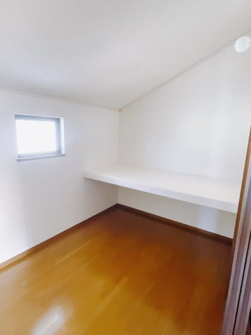 【中古戸建】高崎市台新田町の収納|■WIC｜お気に入りのお洋服もシワを作らずきれいに管理ができる夢のウォークインクローゼット！今お使いの収納ケースもスッポリそのまま収まる広さです♪