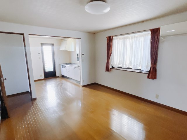 【中古戸建】高崎市台新田町の居間・リビング|■リビング｜時の流れと共に陽射しは装いを変え空間に新たな彩りを与えます。一日中家に居ても飽きることなく過ごすことができる素敵な空間です♪