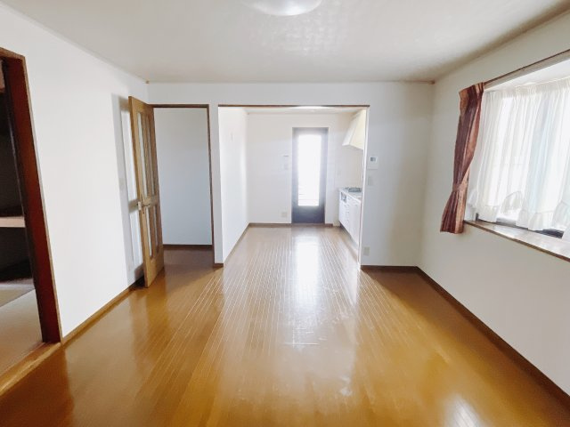 【中古戸建】高崎市台新田町の居間・リビング|■リビング｜陽当たり良好のリビングダイニング♪賃貸では叶わなかった、お友達とのホームパーティや大音量で映画やテレビを楽しむことができます(*^^*)