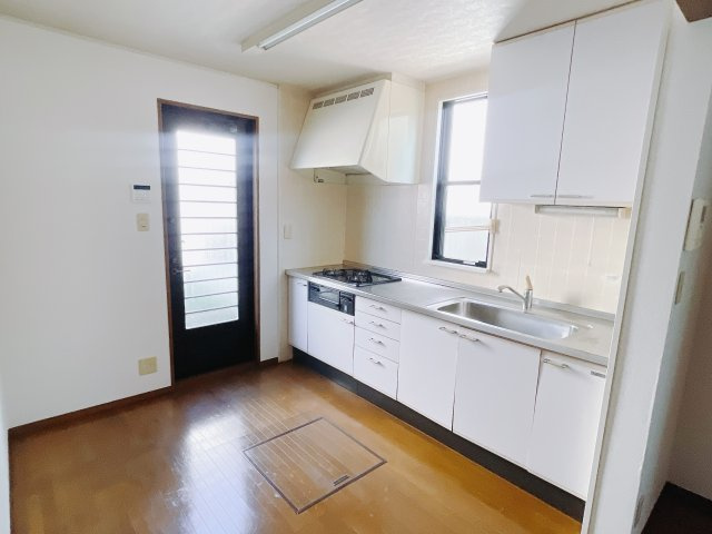 【中古戸建】高崎市台新田町のキッチン|■キッチン｜ワークトップの幅が広く、お子様といっしょにお料理をつくったり、ちょっとしたパーティーも楽しめます。フラットなのでお掃除がしやすいのもポイントです♪