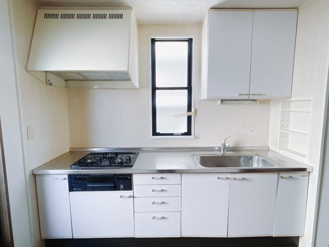 【中古戸建】高崎市台新田町のキッチン|■キッチン｜ワークトップ下には、圧力鍋やパスタ鍋などのかさばる調理器具もラクラク収納可能なスライド収納！ものが溢れがちなキッチン回りもスッキリきれいに管理ができます♪