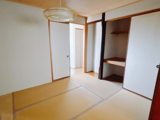 【中古戸建】高崎市台新田町の和室|■1階和室｜和室でしか味わえない畳ならではの香りや素材で和のやすらぎを感じてください♪休日はお子様とお昼寝するのにも最適です！