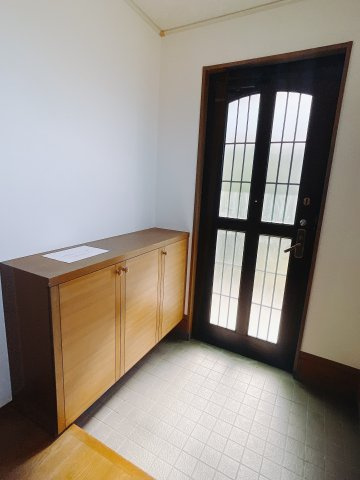 【中古戸建】高崎市台新田町の玄関|■玄関｜毎日の「いってらっしゃい」や「お帰りなさい」を大切なご家族と過ごす玄関は〈使いやすさ〉を追求しております。玄関横の物入は急な来客時でもさっとお片付けできるスペースを確保しています。