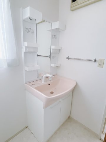 【中古戸建】高崎市台新田町の独立洗面台|■洗面室｜大きな鏡で朝の身支度もラクラク♪毎日の忙しい準備が楽しくなる洗面所です(^^♪