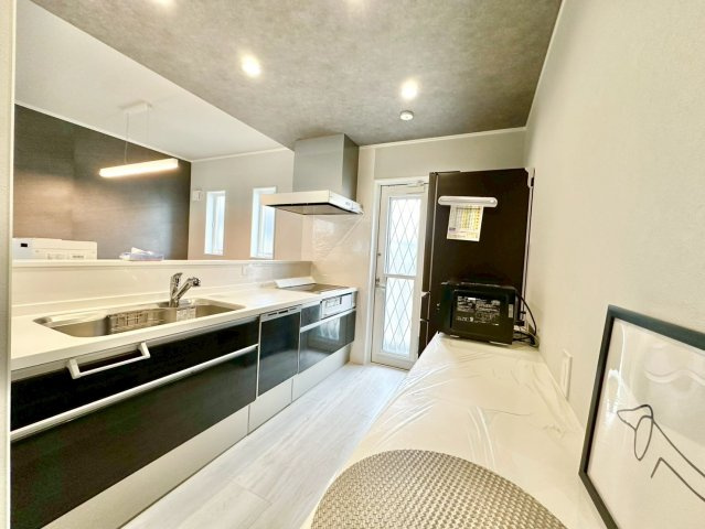 加古川市加古川町粟津のキッチン|広々シンクは使い勝手が良く、お鍋やフライパンもラクラク洗えます♪食洗機付きで家事の負担を軽減♪