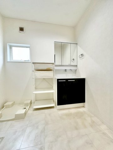 加古川市加古川町粟津の洗面所|収納豊富♪細々したものもスッキリ収納できます♪