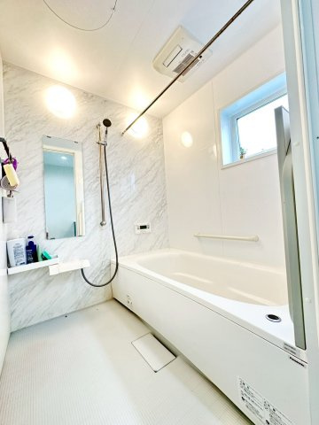 加古川市加古川町粟津の浴室|広々とした浴室はお子様と一緒に入浴したりとご家族でくつろげる空間♪小窓からの換気もでき湿気対策も可能です！