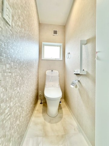 加古川市加古川町粟津のトイレ|窓から光が入り、明るい雰囲気のお手洗いです！