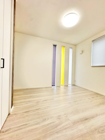 加古川市加古川町粟津の洋室|二面採光のお部屋はポカポカとあたたかい光が入りこみます♪