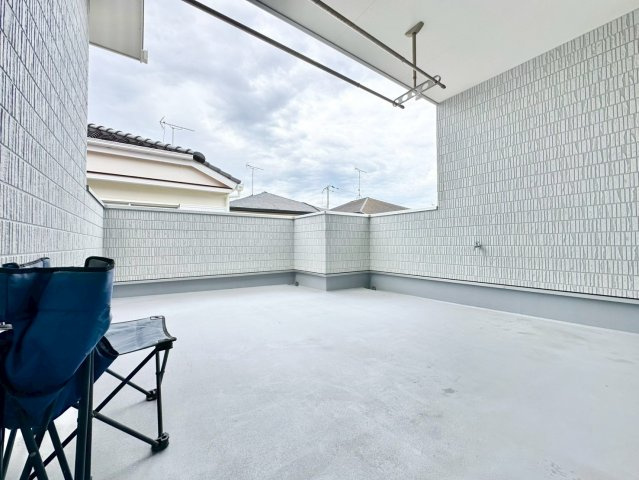 加古川市加古川町粟津のバルコニー|バルコニーは屋根付きなので、突然の雨の日も安心♪お布団やシーツも１回でまとめて干せます◎