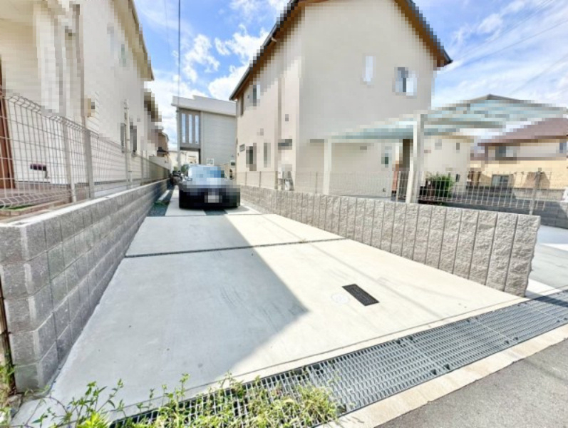 加古川市加古川町粟津の駐車場|ゆったり駐車スペース3台可。来客時にも便利です♪