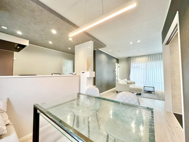 加古川市加古川町粟津の居間・リビング|対面キッチン採用のリビングは家族が一つになれる空間◎