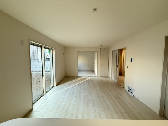 リーブルガーデンS渋川市行幸田第2　1号棟の居間・リビング|カウンターキッチンなのでお料理をしながら会話もできます。
夕食の支度をしながら、お子様の様子も見られて自然と会話も増えますよ♪