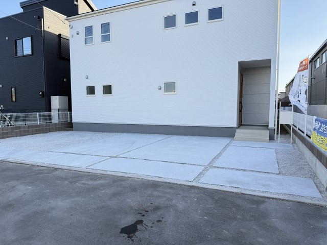 リーブルガーデンS渋川市行幸田第2　1号棟の駐車場|駐車場もキレイに整備されています。並列３台以上駐車可能です。