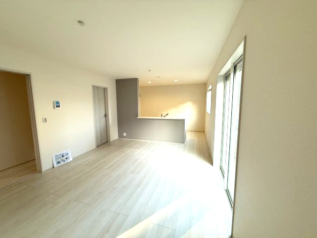 リーブルガーデンS渋川市行幸田第2　1号棟の居間・リビング|人気の対面式キッチンを配した空間はお好みの家具も合わせやすく、家族がくつろぐ快適な空間造りをサポート。窓からは明るい陽光が差し込みます。