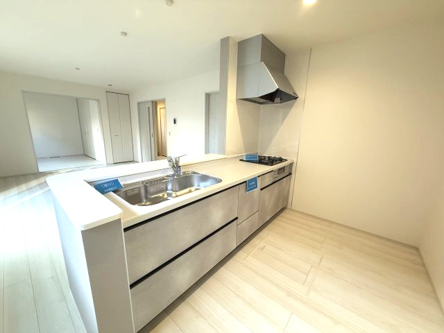 リーブルガーデンS渋川市行幸田第2　1号棟のキッチン|人気のカウンターキッチン採用です☆
コンロも３口ご用意しています！調理スペースも広くストレスなくお料理できます。
浄水器つきなので美味しいお水も飲めますよ♪
収納も沢山ご用意しています。