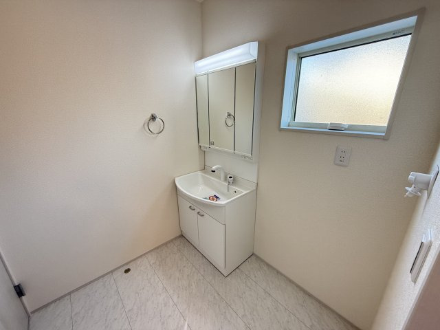 リーブルガーデンS渋川市行幸田第2　1号棟の洗面所|通常より広めの３帖です！シャワー水栓付き洗面台で朝の身支度もバッチリです！
洗面台には収納スペースもあり洗面室もすっきり片付きますよ！
