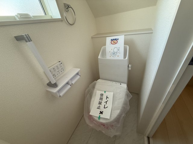 リーブルガーデンS渋川市行幸田第2　1号棟のトイレ|1階トイレです。清潔感のある白を基調としています。
温水洗浄・便座暖房機能の付いた快適なトイレです☆