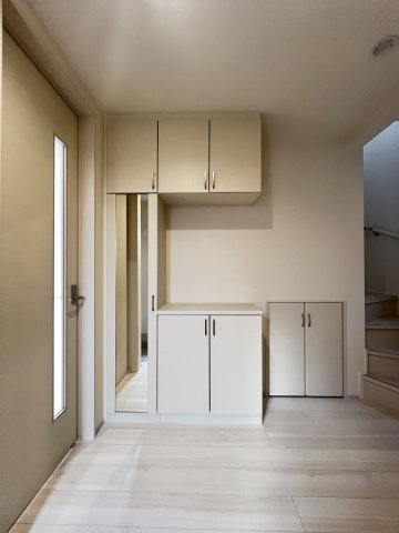 桜井市西之宮全2棟の玄関|大容量収納できるシューズボックス付き