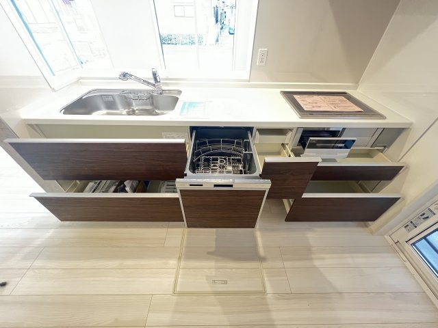 桜井市西之宮全2棟のキッチン|引き出し収納が使いやすいシステムキッチン
