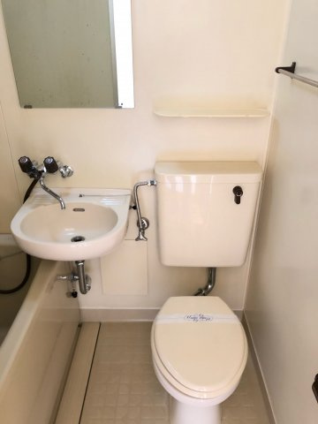 浴室内にトイレがあります！