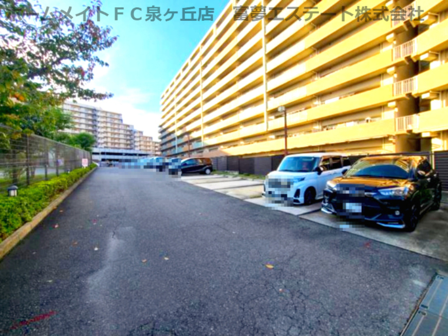 ヴューイスト泉ヶ丘の駐車場