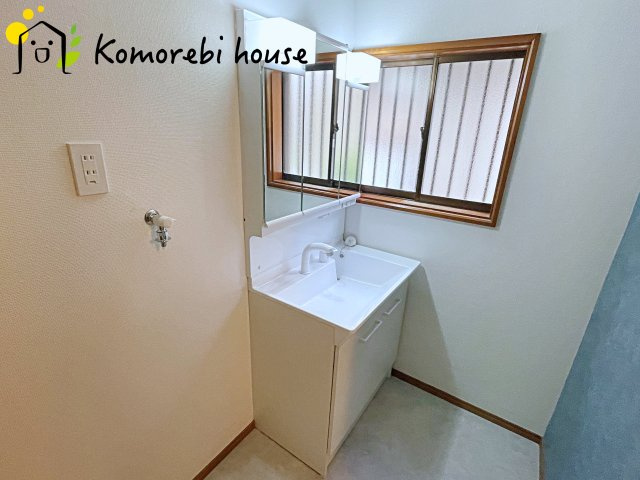 鴻巣市稲荷町　1期　中古一戸建ての独立洗面台|独立洗面台、小物を置くことができて便利です