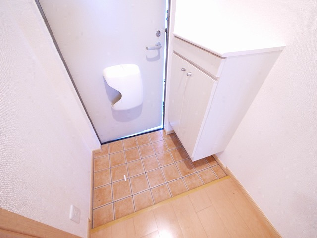 ウエストメゾンＢの玄関|収納もある玄関です