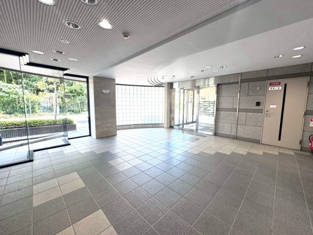 ◆２０２５年９月リフォーム完了◆全居室収納スペース付き◆2沿線以上利用可能◆グラン・コート宇治東のエントランス|エントランス