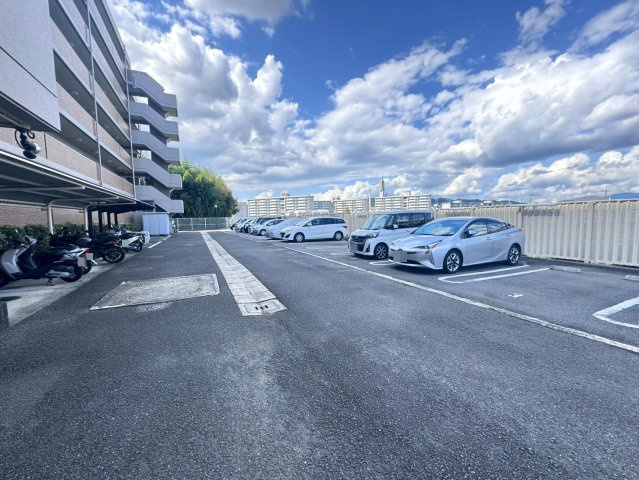 ◆２０２５年９月リフォーム完了◆全居室収納スペース付き◆2沿線以上利用可能◆グラン・コート宇治東の駐車場|駐車場