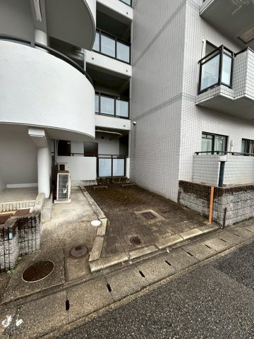 グランドメゾン池上Ⅱの駐車場|駐車場があるので、車を買う予定の方も安心です