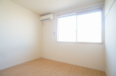 【寝室】 | サニーヒルズＦ | 広くて明るい寝室