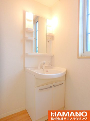 【独立洗面台】 | サニーヒルズＦ | 独立洗面台、小物を置くことができて便利です