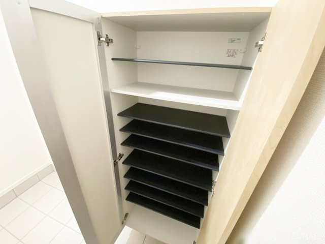 ＭＯＫーＴＥＲＲＡＣＥ西大宮　Ａ棟の玄関|シューズボックス付き！