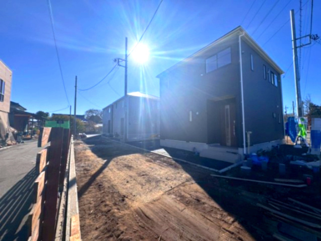 新築一戸建て 所沢市下富　全３棟の前面道路含む現地写真|バス停から徒歩2分の立地です