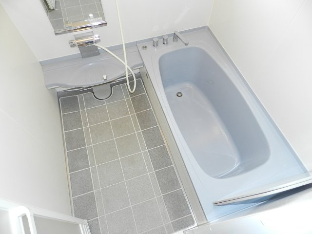 ハイツひとみ２０（左）の浴室