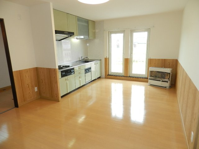 ハイツひとみ２０（左）の居間・リビング