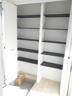 【玄関】 | 福島市松川町新築一戸建て4棟 | 収納もある玄関です