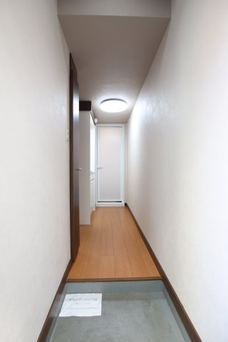 ルミナス町屋の玄関